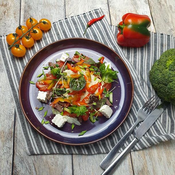 Банкетный овощной микс–салат с говядиной и Фетой