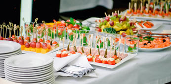 Аппетитный фуршетный сет с горячими закусками на 22-25 персон